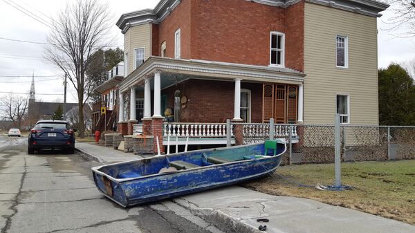 Une embarcation devant une maison de la rue Notre-Dame - Sputnik Afrique