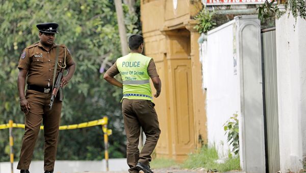 Un policier sri-lankais entre dans le motel où le kamikaze a fait exploser son engin le 21 avril - Sputnik Afrique