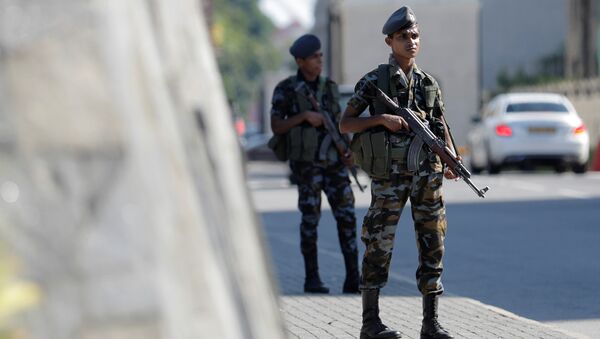 Un militar en el lugar del atentado en Sri Lanka - Sputnik Afrique