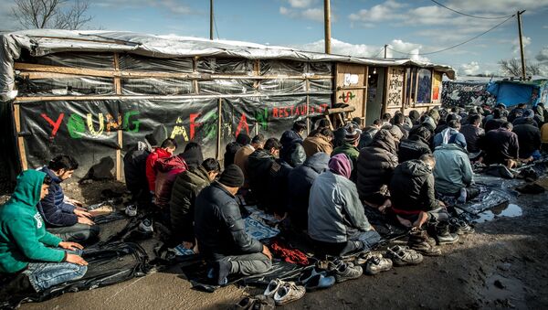 Migrants et réfugiés à Calais, en France - Sputnik Afrique