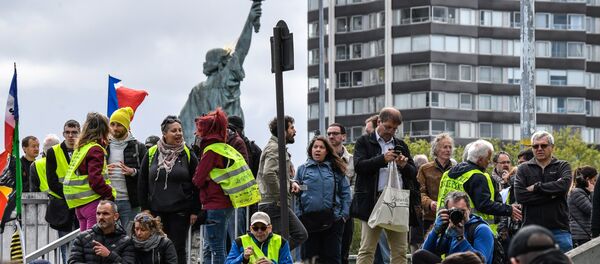 Des Gilets jaunes sur le pont de Grenelle à Paris - Sputnik Afrique