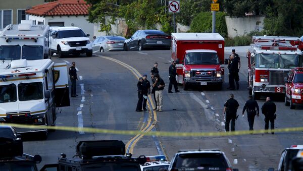 Police and fire personnel are seen at the scene of an active shooting with a suspect with a high powered rifle in the Bankers Hills section of San Diego, California, November 4, 2015. - Sputnik Afrique