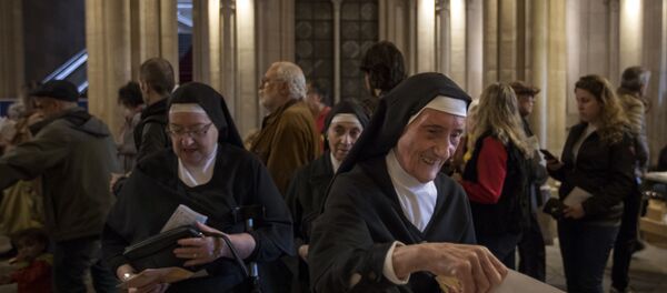 Dos monjas votan durante las elecciones generales españolas del 28 de abril de 2019 - Sputnik Afrique
