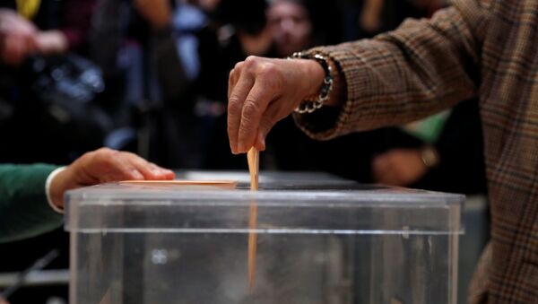 Una persona ejerce su derecho al voto en Madrid - Sputnik Afrique