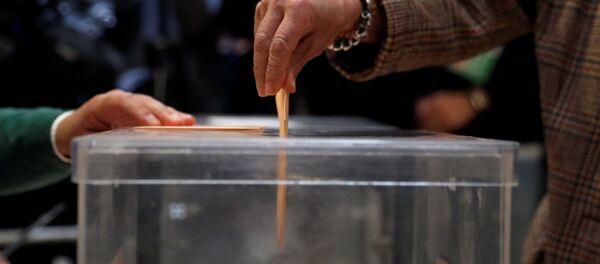 Una persona ejerce su derecho al voto en Madrid - Sputnik Afrique
