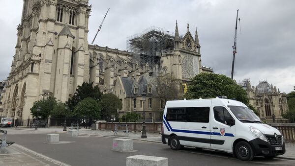 Une voiture de police devant Notre-Dame de Paris en avril 2019 - Sputnik Afrique