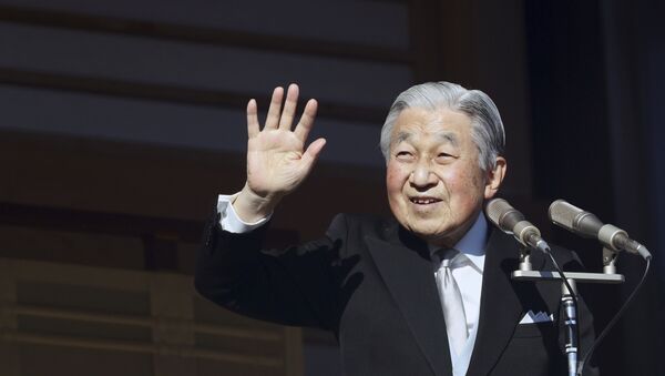 Emperor Akihito, 85, waves to the crowds in Tokyo as he makes his New Year's Day greeting for the last time - Sputnik Afrique