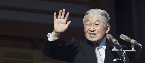 Emperor Akihito, 85, waves to the crowds in Tokyo as he makes his New Year's Day greeting for the last time - Sputnik Afrique