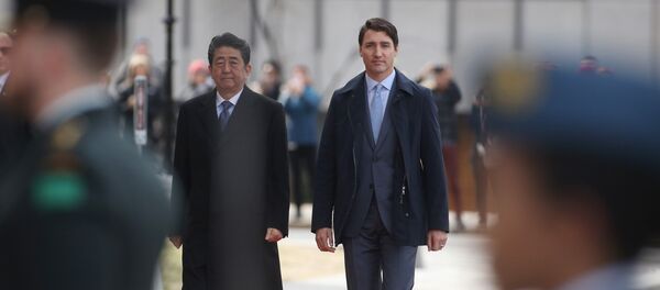 Japanese Prime Minister Shinzo Abe (L) walks with Canadian Prime Minister Justin Trudeau during a welcoming ceremony on Parliament Hill in Ottawa, Ontario, on April 28, 2019.  Lars Hagberg / AFP - Sputnik Afrique