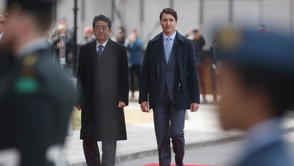 Japanese Prime Minister Shinzo Abe (L) walks with Canadian Prime Minister Justin Trudeau during a welcoming ceremony on Parliament Hill in Ottawa, Ontario, on April 28, 2019.  Lars Hagberg / AFP - Sputnik Afrique