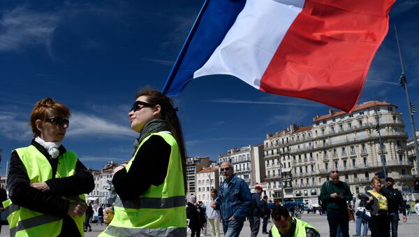 A protester holds a french flag during an anti-government demonstration called by the 'Yellow Vests' (Gilets Jaunes) movement for the 24rd consecutive Saturday, on April 27, 2019 in Marseille. - Sputnik Afrique