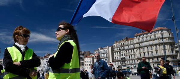 A protester holds a french flag during an anti-government demonstration called by the 'Yellow Vests' (Gilets Jaunes) movement for the 24rd consecutive Saturday, on April 27, 2019 in Marseille. - Sputnik Afrique