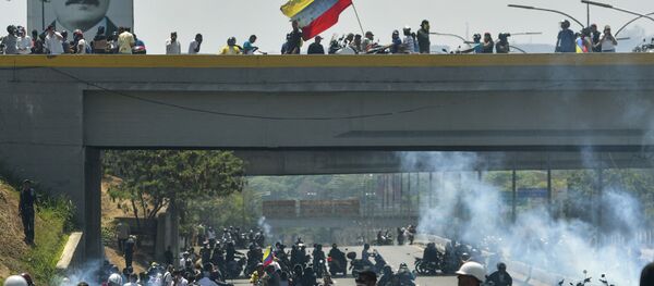 Столкновения демонстрантов и Национальной гвардии у военной авиабазы Ла-Карлота в Каракасе - Sputnik Afrique