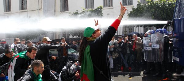 Антиправительственные демонстрации в столице Алжира - Sputnik Afrique