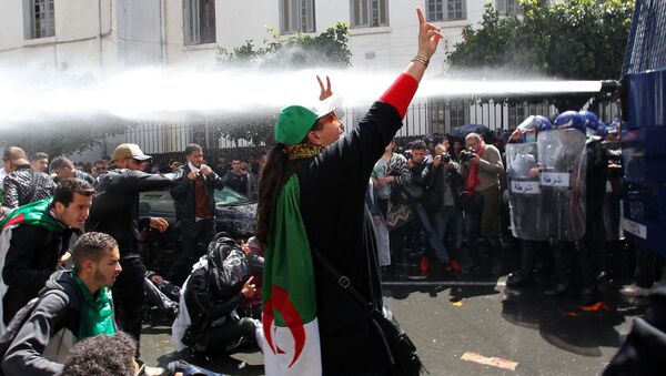 Антиправительственные демонстрации в столице Алжира - Sputnik Afrique