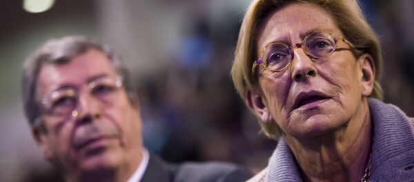 French right-wing Les Republicains (LR) party MP and Levallois-Perret's mayor Patrick Balkany and his wife Isabelle Balkany attend a public meeting for the campaign of the LR party's top candidate for the regional elections in the Ile-de-France region on December 3, 2015 in Rueil Malmaison. - Sputnik Afrique