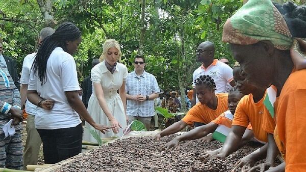 Ivanka Trump avec des cultivatrices dans un champ de cacao à Adzopé, Côte d'Ivoire - Sputnik Afrique