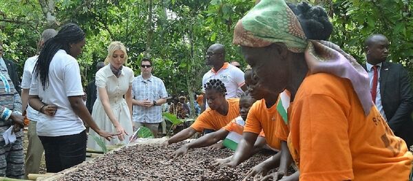 Ivanka Trump avec des cultivatrices dans un champ de cacao à Adzopé, Côte d'Ivoire - Sputnik Afrique