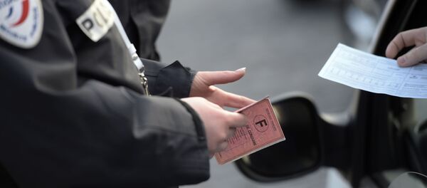 Un officier de patrouille de route vérifie des documents du conducteur (image d'illustration) Un officier de patrouille de route vérifie des documents du conducteur (image d'illustration) - Sputnik Afrique