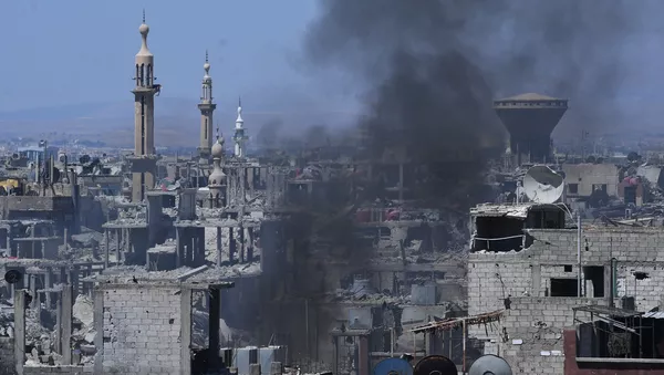 Assaut des positions de Daech* dans la zone de l'ancien camp de réfugiés palestiniens Yarmouk dans la banlieue sud de Damas - Sputnik Afrique