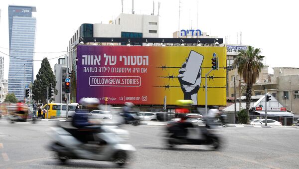 Un panneau publicitaire Eva's Stories à Tel Aviv - Sputnik Afrique