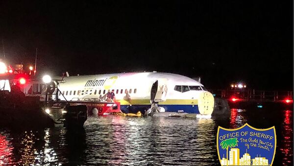 Un Boeing 737 fait une sortie de piste et termine sa course dans un fleuve en Floride - Sputnik Afrique