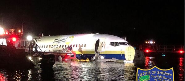 Un Boeing 737 fait une sortie de piste et termine sa course dans un fleuve en Floride - Sputnik Afrique
