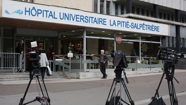 Cameras of the French media are placed in front of the entrance of the La Pitie Salpetriere Hospital where former French President Jacques Chirac has been hospitalized with a lung infection, in Paris, Monday, Sept. 19, 2016. - Sputnik Afrique