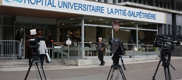 Cameras of the French media are placed in front of the entrance of the La Pitie Salpetriere Hospital where former French President Jacques Chirac has been hospitalized with a lung infection, in Paris, Monday, Sept. 19, 2016. - Sputnik Afrique