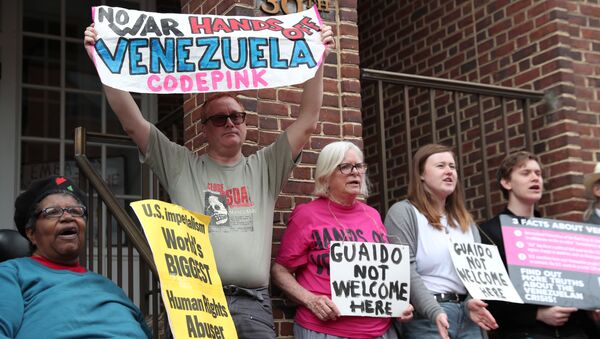 Des manifestants en face de l'ambassade du Venezuela à Washington - Sputnik Afrique