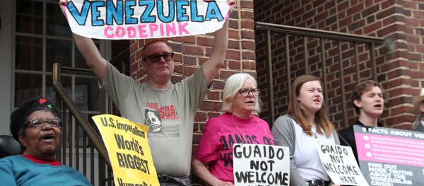 Des manifestants en face de l'ambassade du Venezuela à Washington - Sputnik Afrique