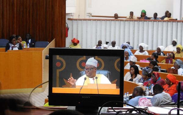 Le président de l'Assemblée nationale Moustapha Niasse (sur le moniteur) le 4 mai 2019 à Dakar, lors des débats sur le projet de loi visant à supprimer le poste de Premier ministre au Sénégal - Sputnik Afrique