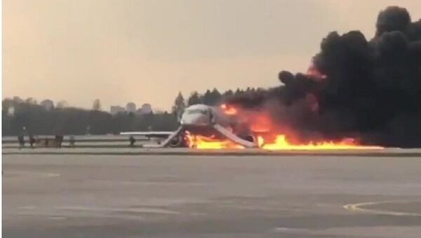 un avion de ligne a pris feu lors de son atterrissage à l’aéroport Cheremetievo de Moscou, 05.05.2019 - Sputnik Afrique