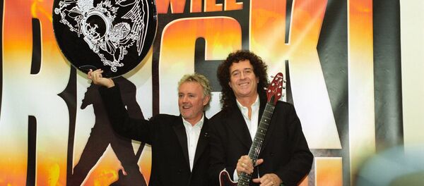 Барабанщик Роджер Тейлор (слева) и гитарист Брайан Мэй, участники группы Queen, на пресс-конференции, посвященной постановке на музыку группы Queen мюзикла We will Rock you, премьера которого состоится в октябре 2004 года. - Sputnik Afrique