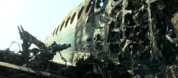Le fuselage carbonisé du Sukhoi Superjet 100 à l'aéroport de Chérémétiévo - Sputnik Afrique