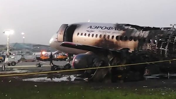 L'avion Sukhoï Superjet 100 qui a pris feu lors de l'atterrissage d'urgence dans l'aéroport de Chérémétiévo - Sputnik Afrique