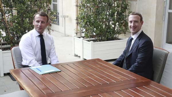 Emmanuel Macron et Mark Zuckerberg lors de leur rencontre en mai 2018 - Sputnik Afrique