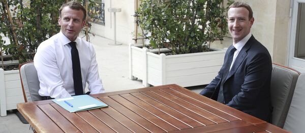 Emmanuel Macron et Mark Zuckerberg lors de leur rencontre en mai 2018 - Sputnik Afrique