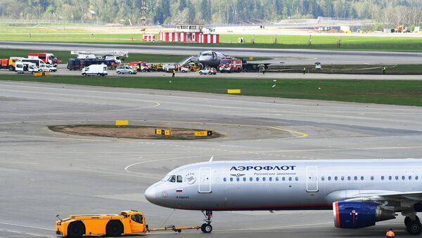 Le Sukhoi Superjet après l'incendie au second plan - Sputnik Afrique