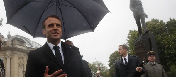Macron devant une statue du général de Gaulle - Sputnik Afrique