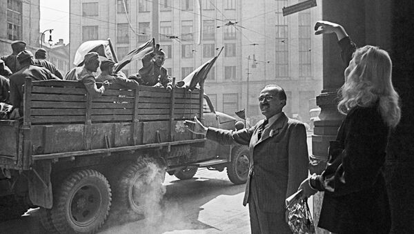 Les habitants de Prague saluent les soldats soviétiques - Sputnik Afrique