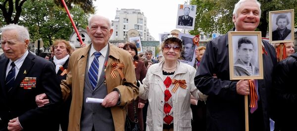 L’ange gardien du projet Normandie Niémen, Nikolaï Alexandrovitch Panitchev, au Régiment immortel de Paris du 8 mai 2017 L’ange gardien du projet Normandie Niémen, Nikolaï Alexandrovitch Panitchev, au Régiment immortel de Paris du 8 mai 2017 - Sputnik Afrique