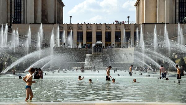Люди купаются в фонтане напротив Эйфелевой башни в Париже  - Sputnik Afrique