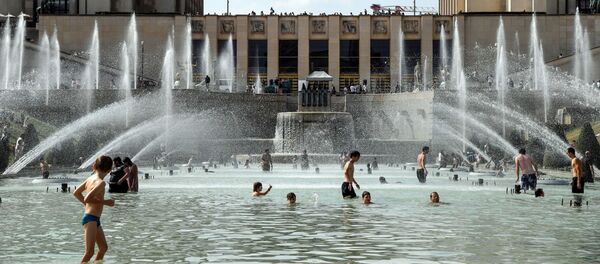 Люди купаются в фонтане напротив Эйфелевой башни в Париже  - Sputnik Afrique