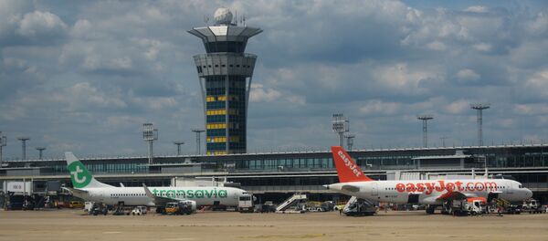 Самолет Boeing 737 авиакомпании Transavia (слева) и самолет Airbus A320-214 авиакомпании easyJet в аэропорту Орли в Париже. - Sputnik Afrique