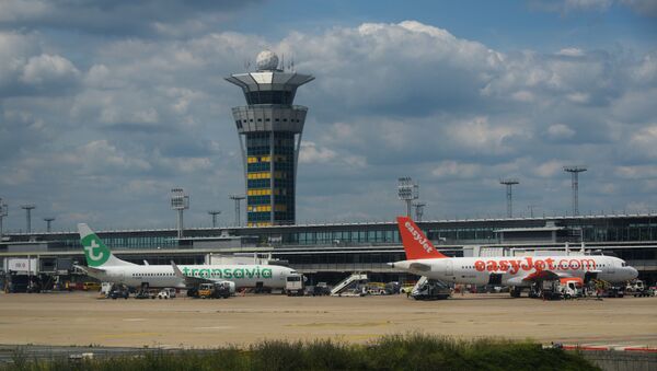 Самолет Boeing 737 авиакомпании Transavia (слева) и самолет Airbus A320-214 авиакомпании easyJet в аэропорту Орли в Париже. - Sputnik Afrique
