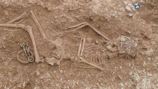 Скелет женщины на обнаруженном англосаксонском кладбище в Англии  - Sputnik Afrique