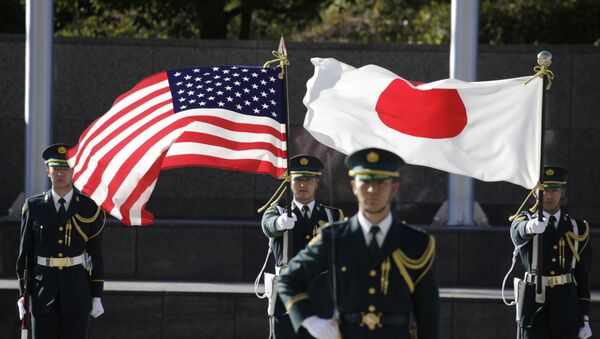 Japan Self-Defense Forces' honor guard members hold flags of the U.S. and Japan after U.S. Defense Secretary Jim Mattis and his Japanese counterpart Tomomi Inada inspected an honor guard at Defense Ministry in Tokyo, Saturday, Feb. 4, 2017. (AP Photo/Eugene Hoshiko) - Sputnik Afrique