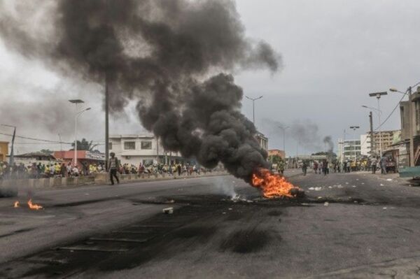 Violence dans les rues de Cotonou, ici au quartier Cadjedhoun le 3 mai. Violence dans les rues de Cotonou, ici au quartier Cadjedhoun le 3 mai. - Sputnik Afrique