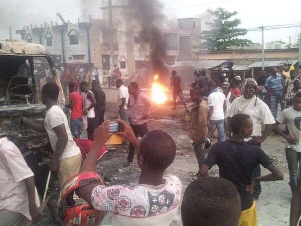 Véhicule incendié par des manifestants au quartier Cadjehoun, à Cotonou, le 3 mai Véhicule incendié par des manifestants au quartier Cadjehoun, à Cotonou, le 3 mai - Sputnik Afrique